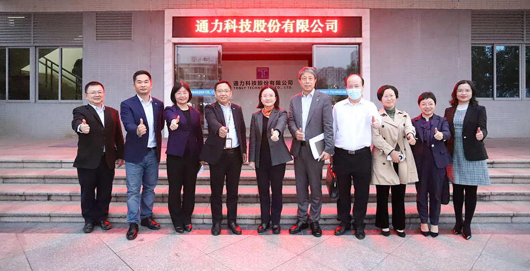 1657860081.jpg 西安市当局李俊玲副市长一行到V66.COM官方网站科技调研 (2).jpg